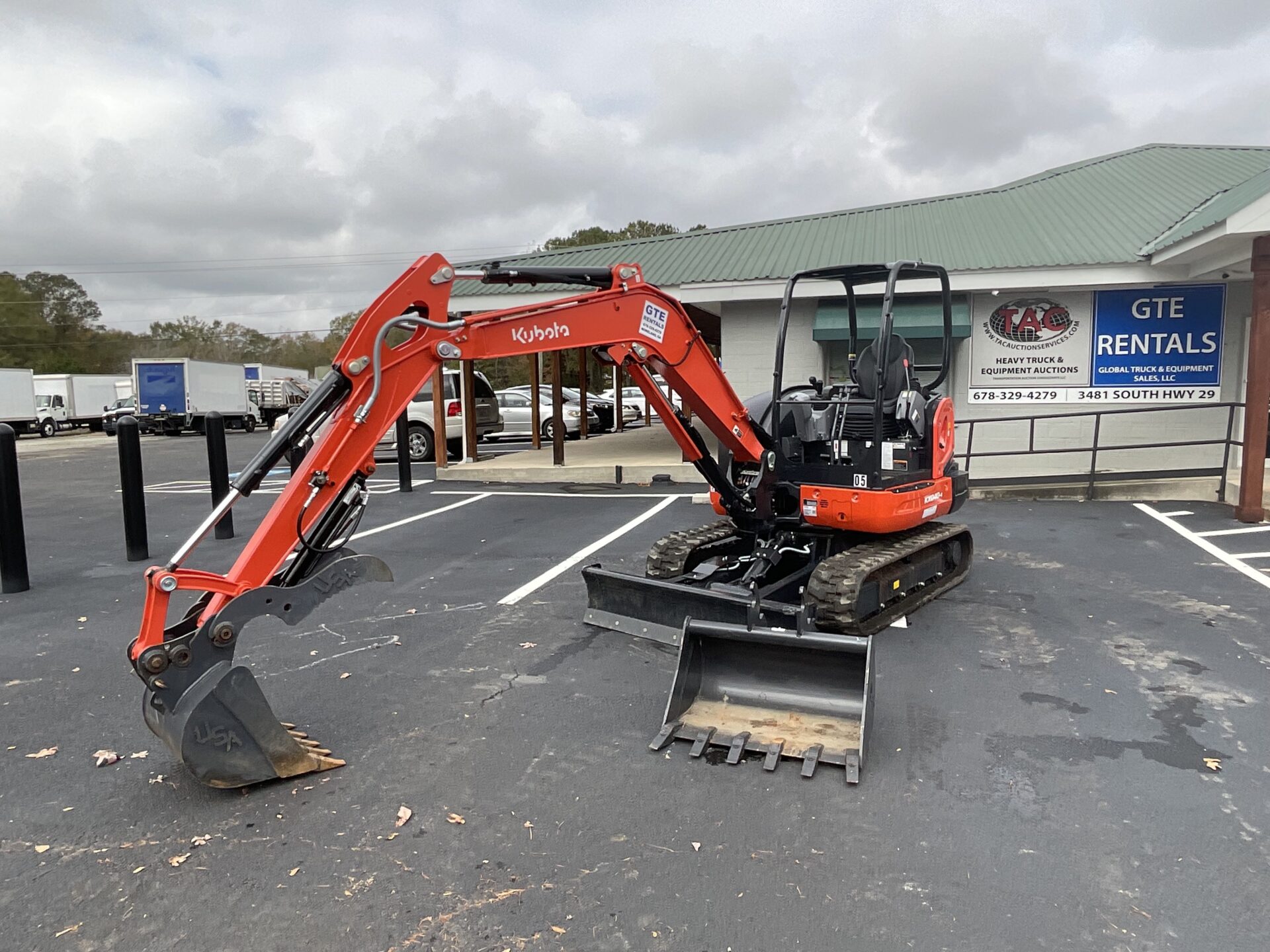 Kubota KX040-4R1A Mini-Excavator W_ 24” or 36” Quick Attach Bucket with D Ring